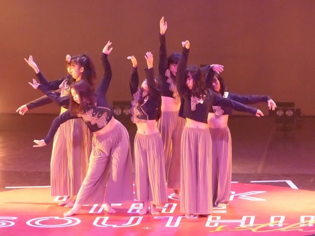 GIRLS DANCE