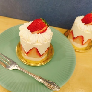 〔一般〕京都二条人気ケーキ店crème×plus（クレームプリュス）にて生クリーム食べ比べ体験