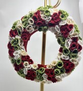 布で作る華やかクリスマスリース