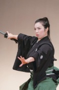 袴姿で凛々しく　剣舞・扇舞