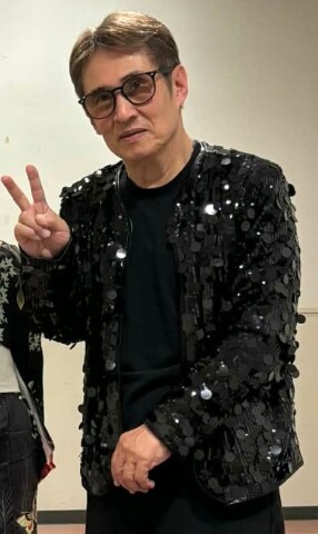 シニアマダムのためのお喋りロマンスギターレッスン