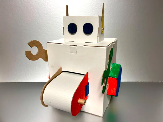 《夏休みこども特別講座》ダンボールで出来たからくりロボット貯金箱の工作教室