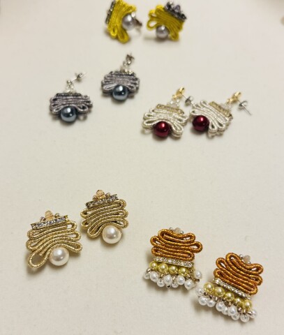 小さなコード刺繡　ソウタシエの耳飾り