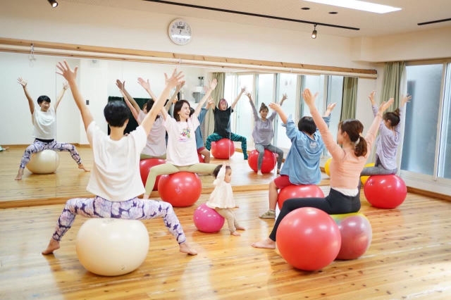 バランスボールで楽しくエクササイズ