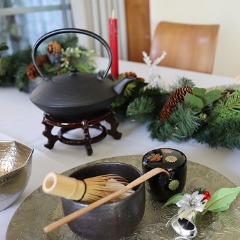 美しい所作とテーブル茶道
