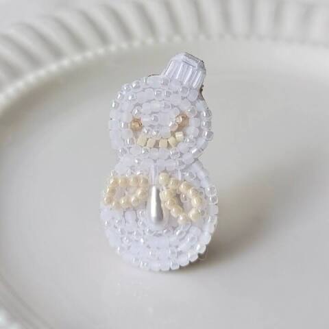 白ビーズ刺しゅうで作る「重なる幸せ 雪だるまの至福」ブローチ