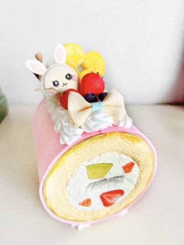 こども夏休みスイーツデコ　《フルーツパステルロールケーキの貯金箱》
