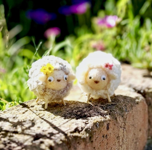 羊毛フェルト《かわいいふたごのひつじを作ろう 》