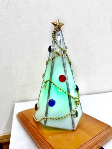ステンドグラス　白いクリスマスツリー