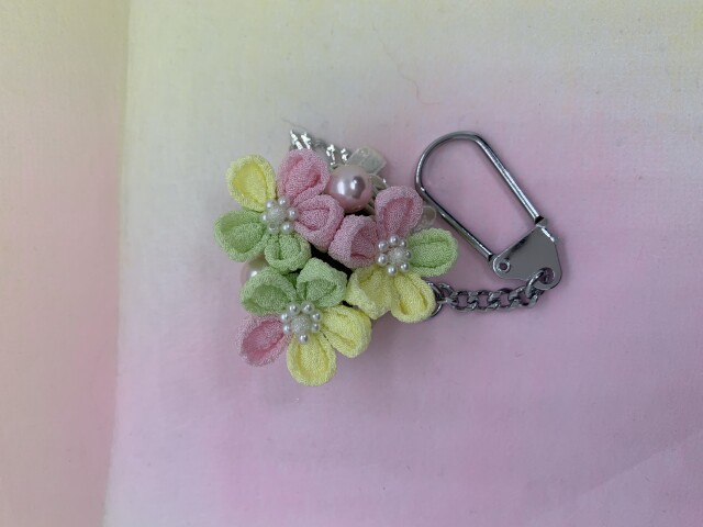 　つまみ細工でクレマチスの花飾り