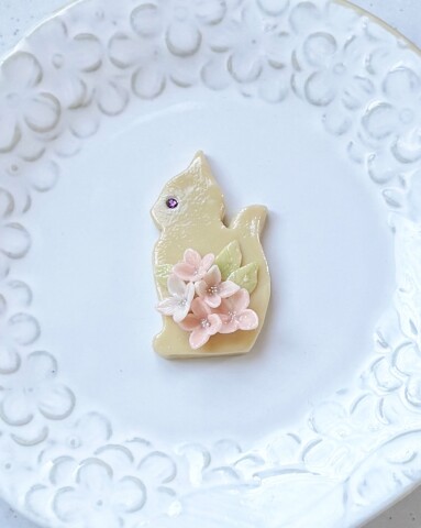 【にゃんカル～JEUGIA猫まつり～】猫の贈り物ブローチ～小さな花束を抱えて～