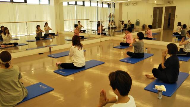 ルーシーダットン（タイ式ヨガ）