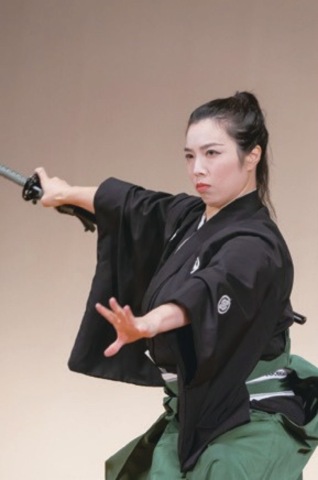 袴姿で凛々しく　剣舞・扇舞