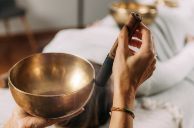 シンギングボウルの清らかな音で日々の疲れをほどく“サウンドヒーリング”