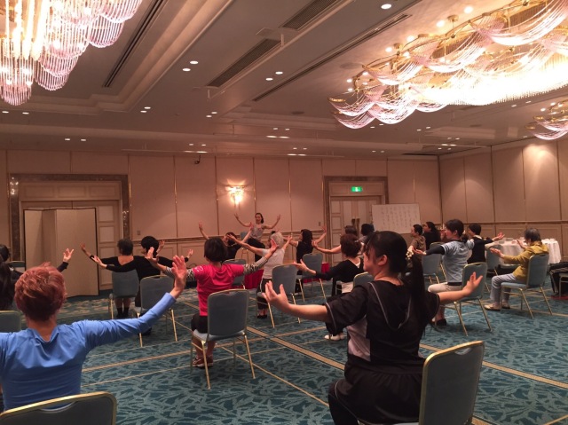 姿勢改善プログラム「チェアヨガ＆ハッピネスダンス」