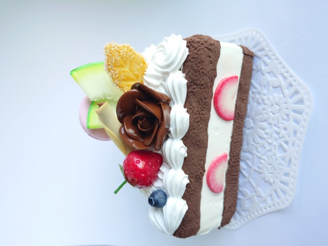 夏休みワークショップ「フェイクスイーツでチョコレートケーキの貯金箱を作ろう」