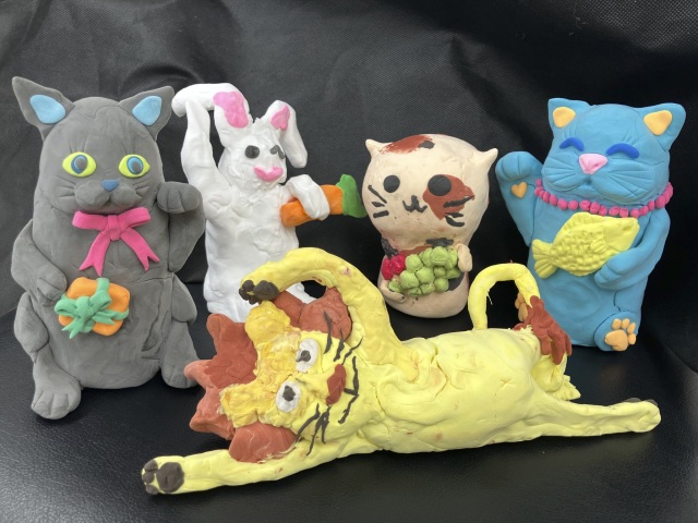 夏休みワークショップ　「猫じゃなくてもOK！粘土でまねき〇〇をつくろう！」