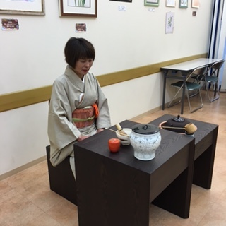 「椅子とテーブルで楽しむ茶道」始めませんか？