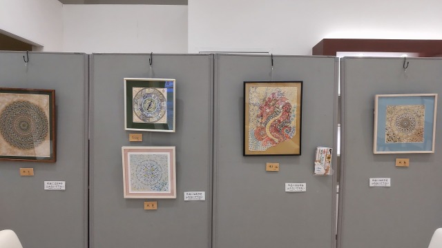 作品を展示しております（己書・ゼンタングル）