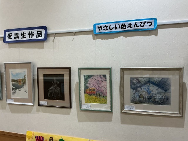 店頭にて「やさしい色えんぴつ」「こども絵画教室」受講生様の作品展示中です♪
