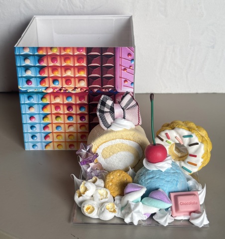 はやくも夏休み講座が決定！　スイーツデコ『お菓子のパフェ』又は『お菓子の家』貯金箱作り