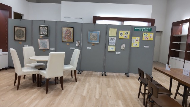 作品を展示しております（己書・ゼンタングル）