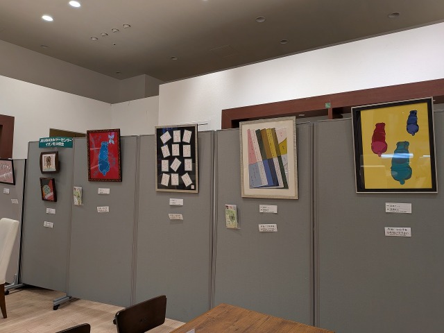 作品を展示しております「色を楽しむ　彫紙アート講座」