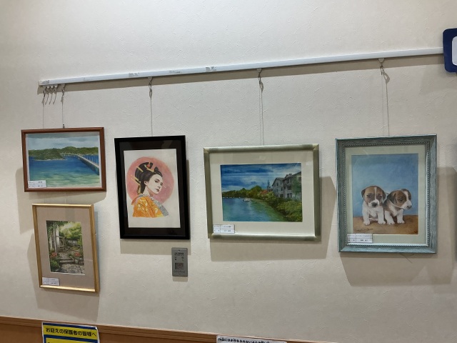 店頭にて「やさしい色えんぴつ」「こども絵画教室」受講生様の作品展示中です♪